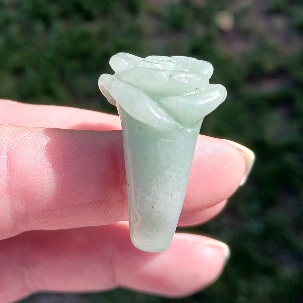 New Hand Carved Flower Green Aventurine Ring. - Picture 3 of 16